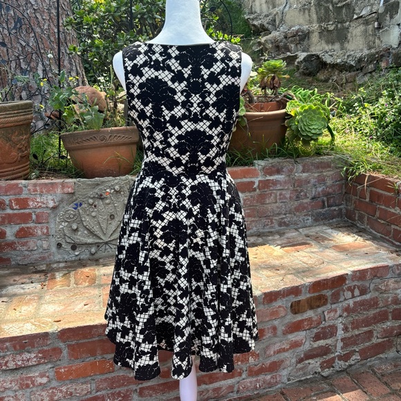 COCONINNO Fit and Flare Sleeveless Cocktail Dress - Picture 9 of 10